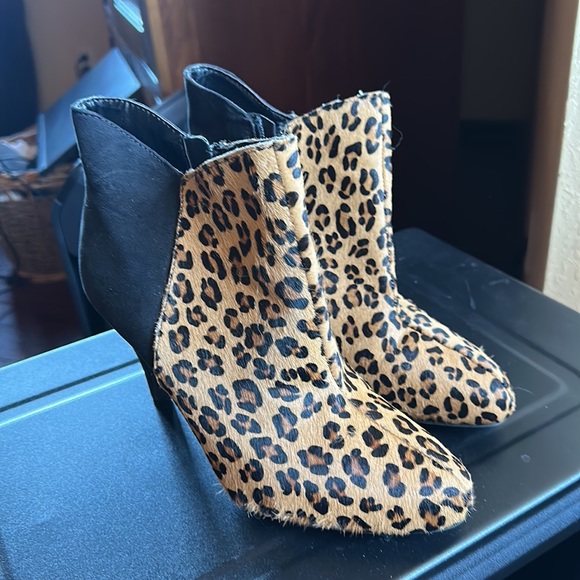 Size 9 leopard high heel ankle boots by Express - Picture 3 of 5